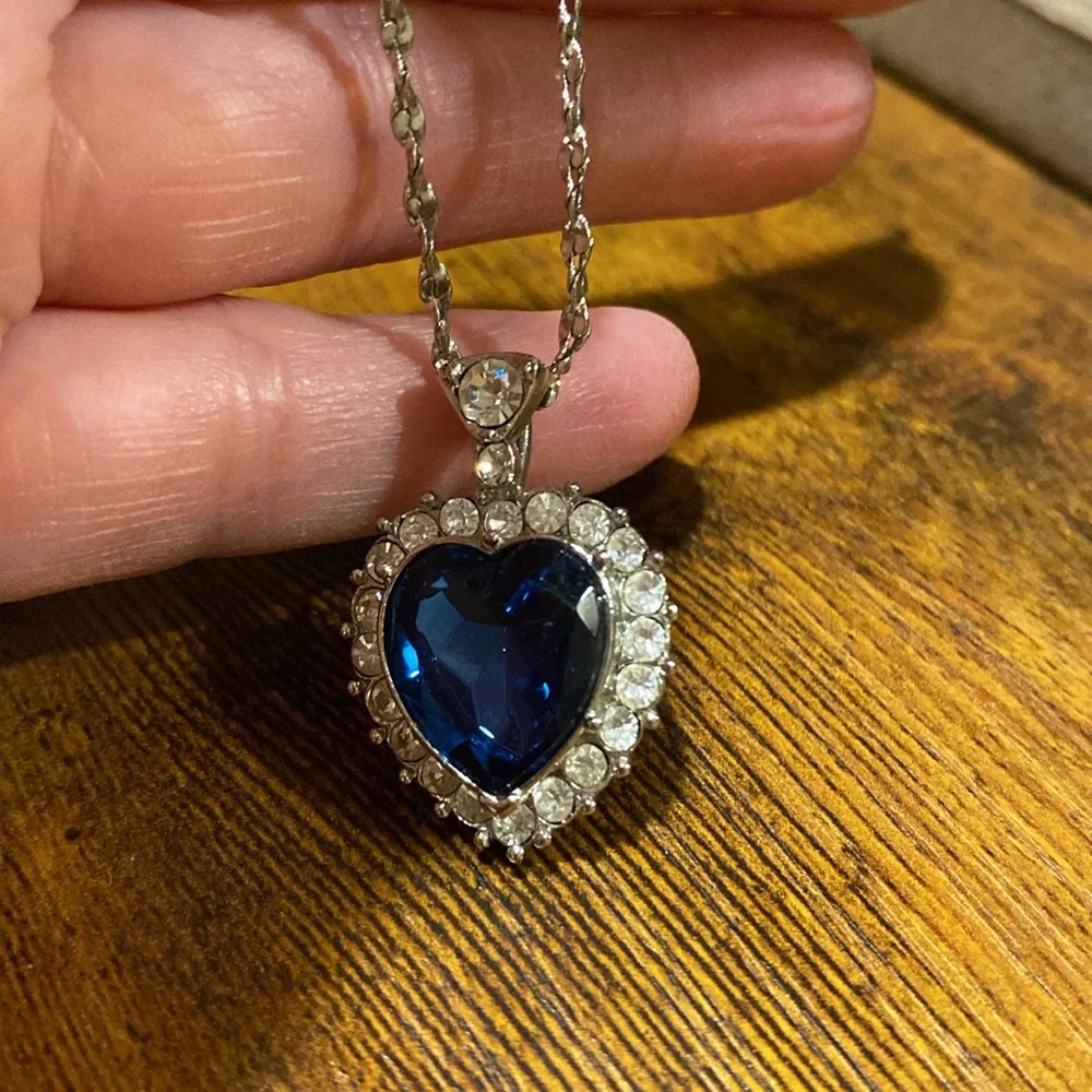 Avon Blue and Silver Heart Necklace with Gemstone - Picture 5 of 5